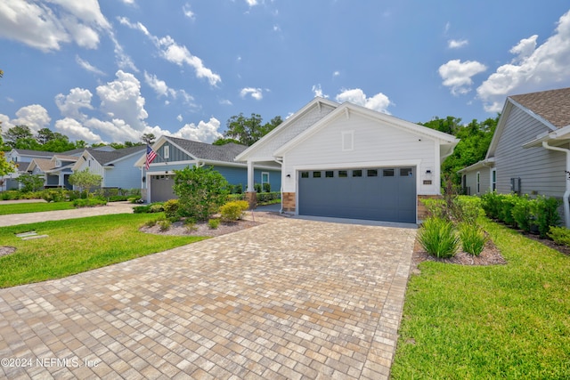 view of front of home featuring a front yard