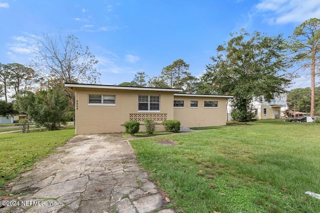 view of front of home featuring a front lawn