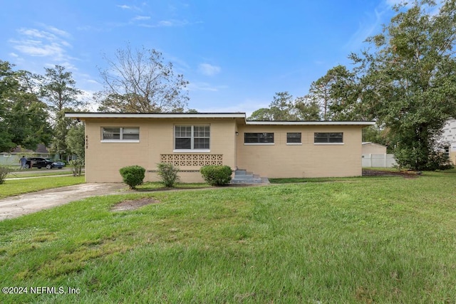 view of front of property with a front yard