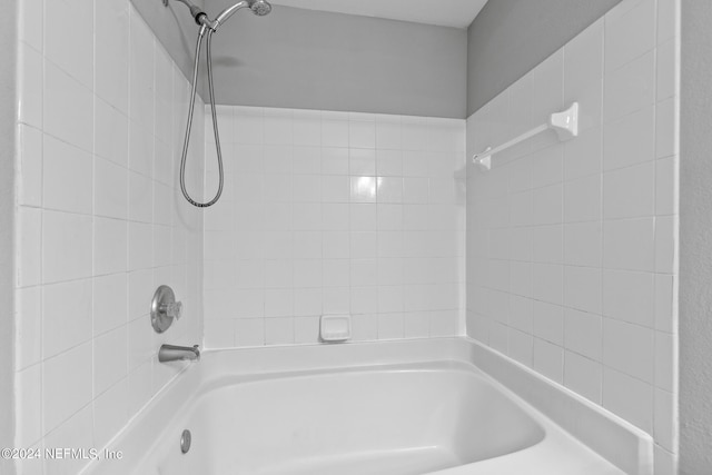 bathroom with tiled shower / bath