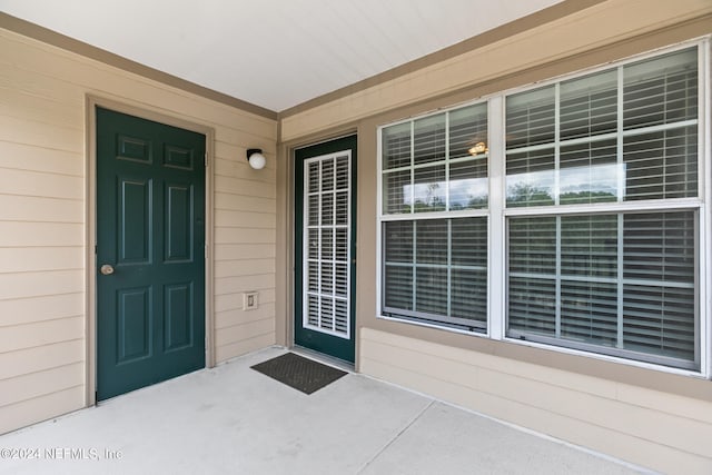 entrance to property featuring covered porch