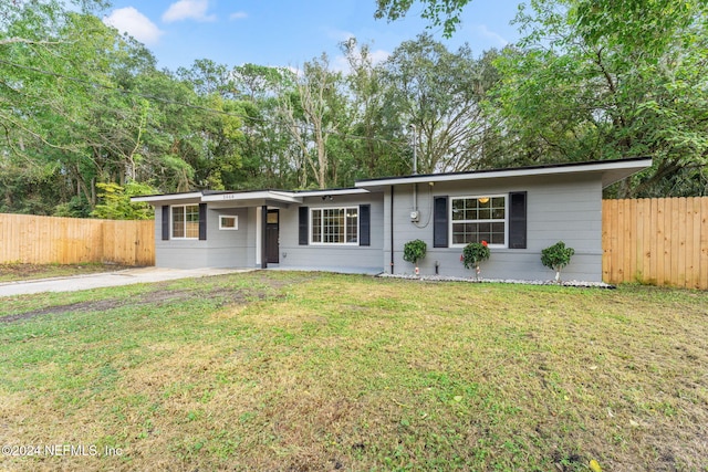 ranch-style home with a front yard