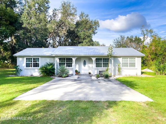 single story home featuring a front lawn