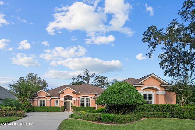 view of front facade featuring a front lawn