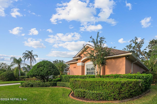 view of side of property featuring a lawn