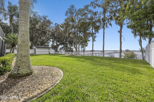 view of yard featuring a water view