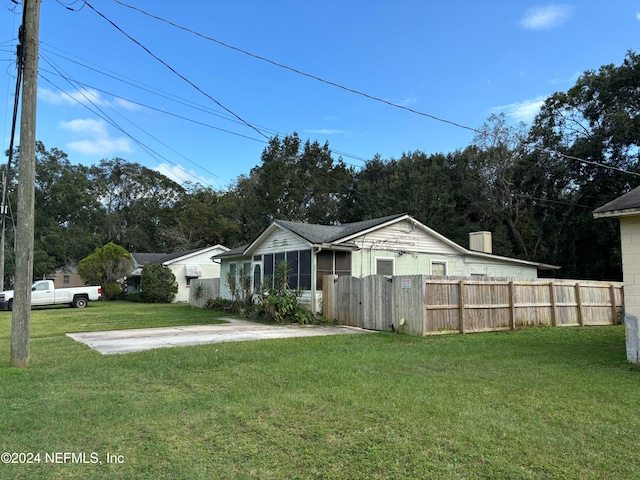 view of front of property with a front lawn