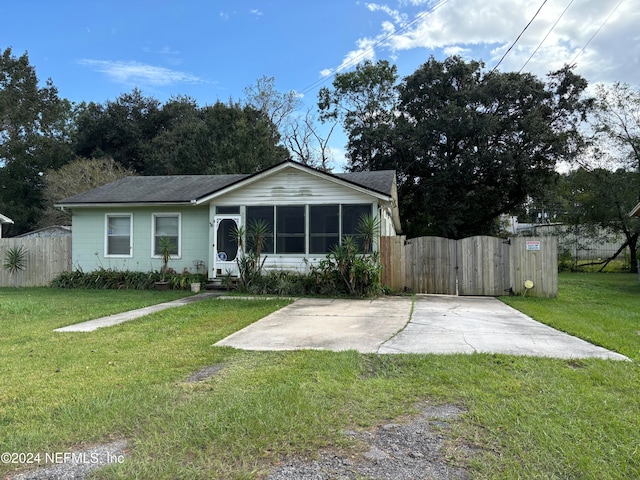 view of front facade with a front lawn