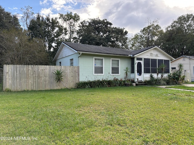 view of front of property featuring a front yard