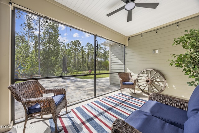 sunroom with ceiling fan