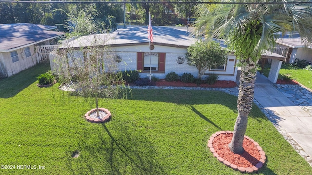 single story home featuring a front lawn