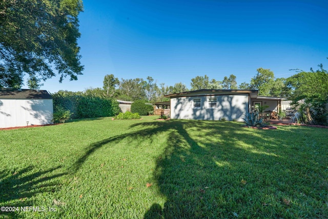 view of yard featuring an outbuilding