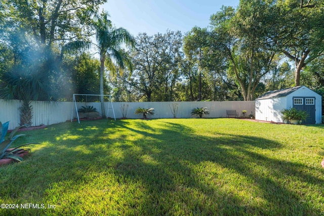 view of yard featuring a storage shed