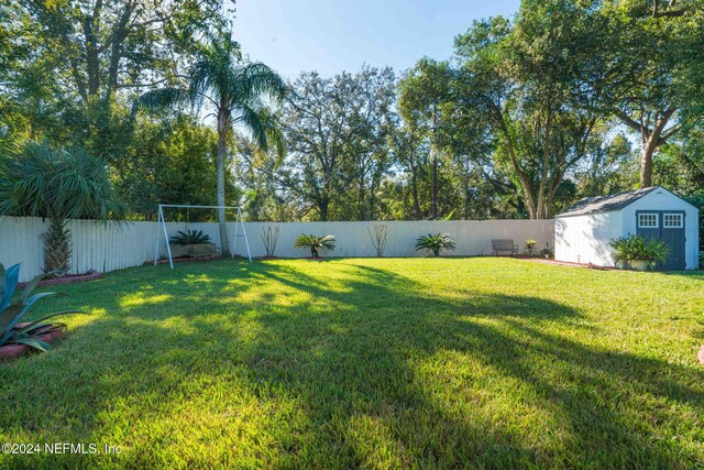 view of yard featuring a shed