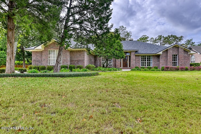 ranch-style home featuring a front lawn