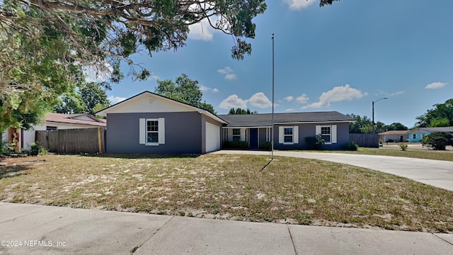 single story home featuring a front lawn