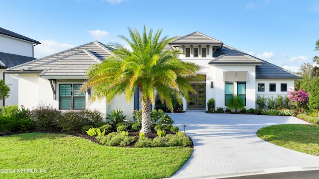 view of front of property featuring a front yard