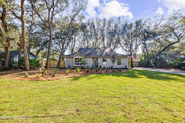 single story home featuring a front yard