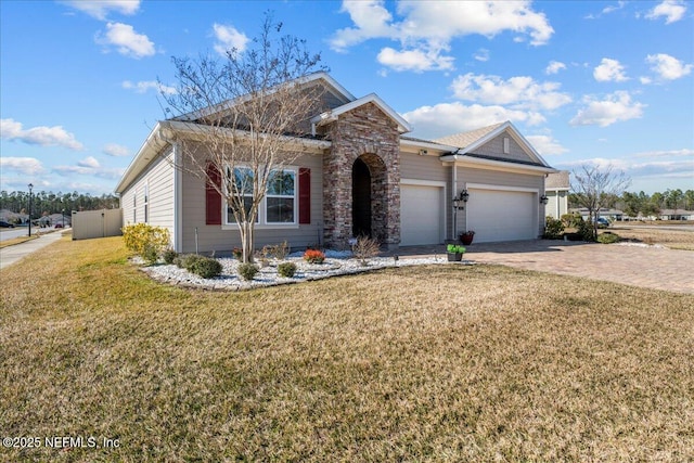 view of front of home featuring a garage and a front yard