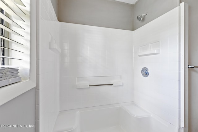 bathroom featuring a tile shower