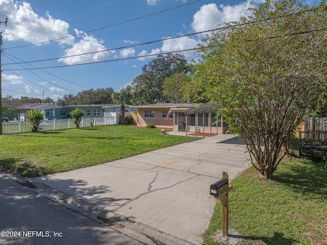 view of front of property featuring a front lawn