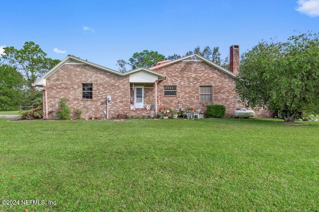 single story home with a front lawn