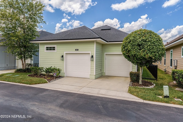 view of front of home featuring a garage and a front yard