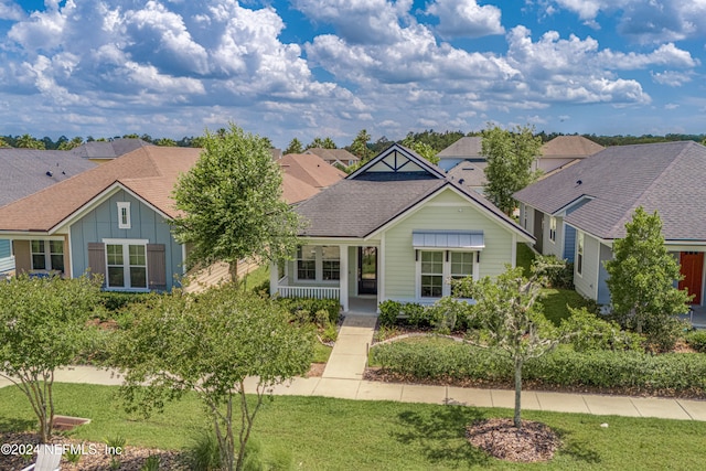 view of front of property featuring a porch and a front lawn