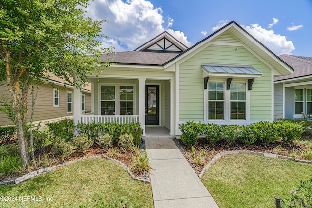 view of front of home featuring a front yard