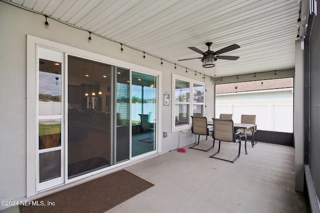 sunroom with ceiling fan