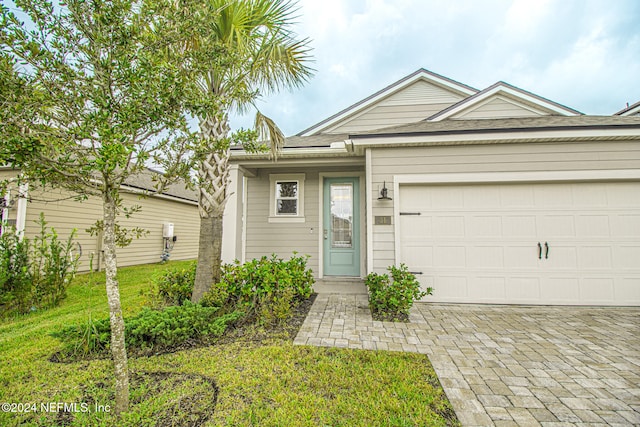 view of front of home featuring a front lawn and a garage