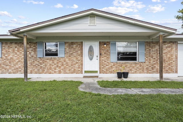 view of front facade featuring a front lawn