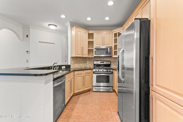 kitchen featuring sink, stainless steel appliances, tasteful backsplash, kitchen peninsula, and crown molding