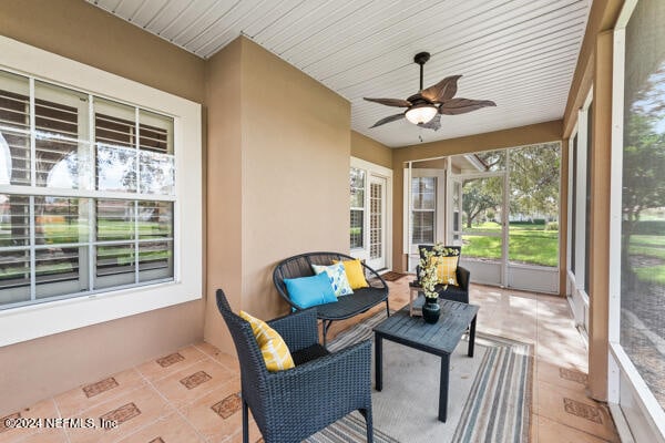 sunroom with ceiling fan