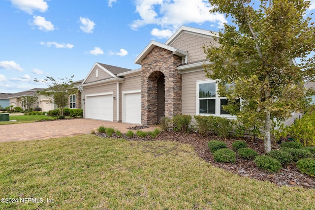 view of front facade featuring a garage and a front yard