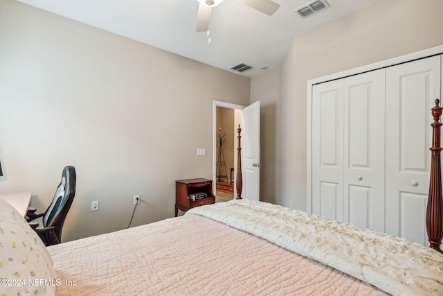 bedroom with ceiling fan, a textured ceiling, and a closet