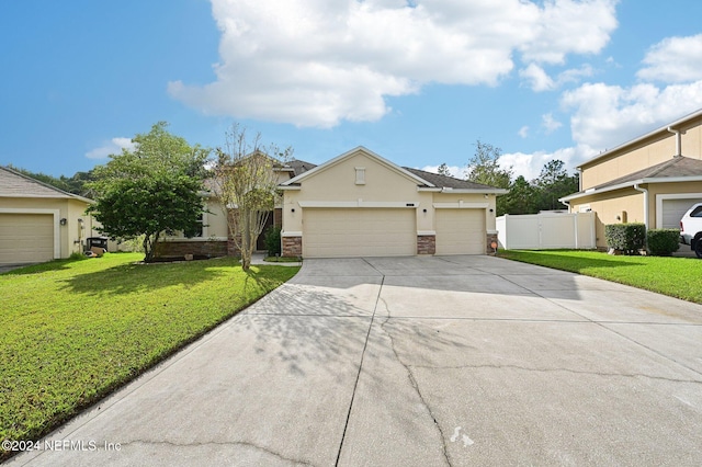 view of front of property featuring a front lawn