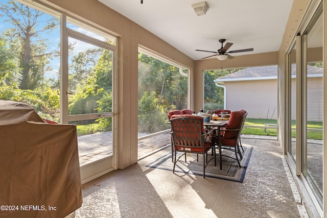 sunroom with ceiling fan