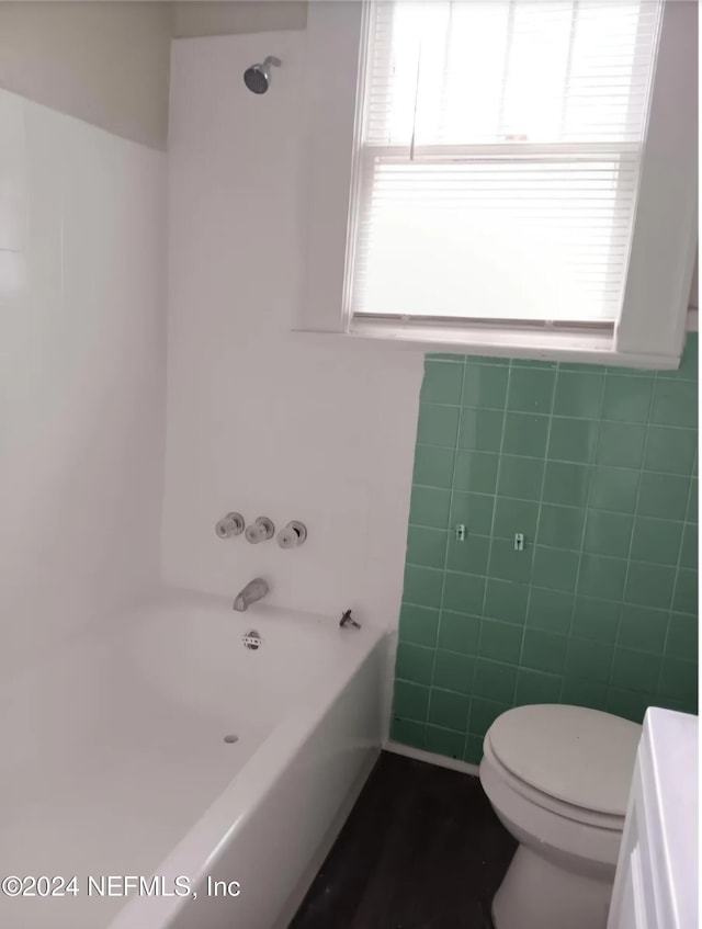 bathroom featuring toilet and washtub / shower combination