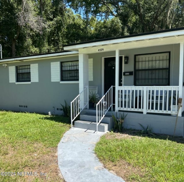 view of front of house featuring a porch and a front lawn