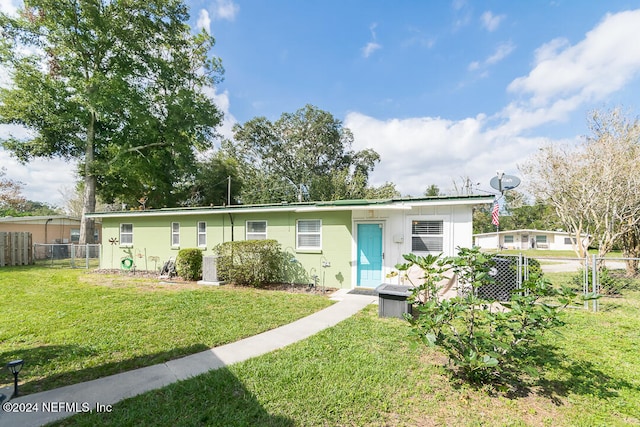 view of front of home featuring a front lawn