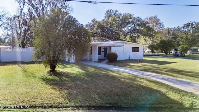 view of front of property with a front yard