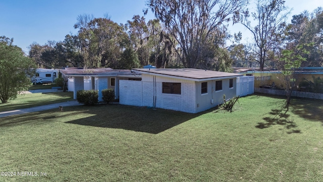 view of front of house featuring a front lawn