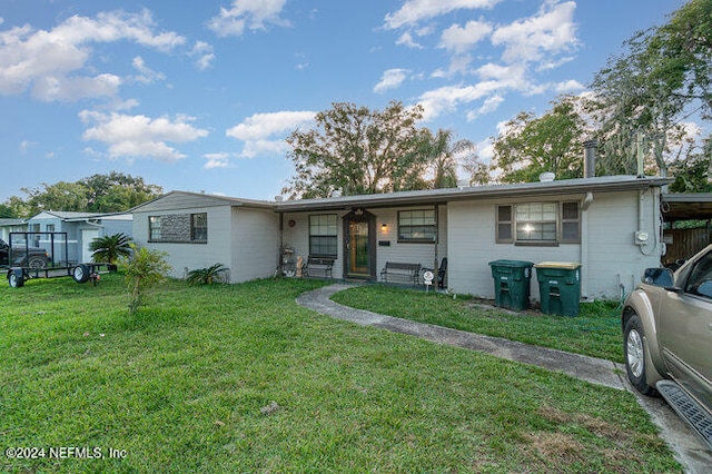 single story home with a front lawn