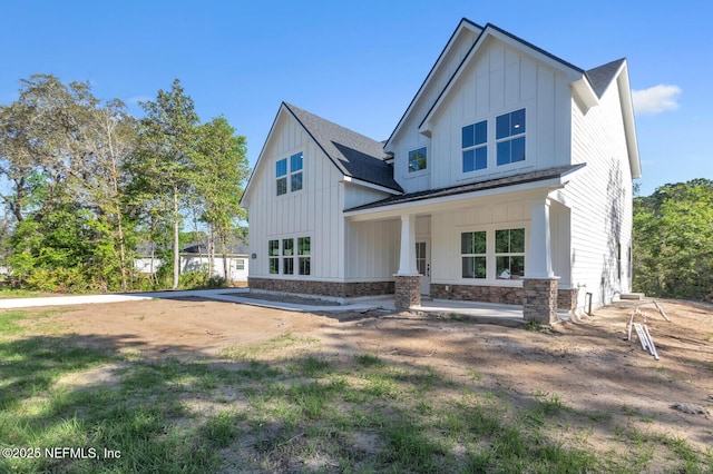 view of front of property featuring a porch