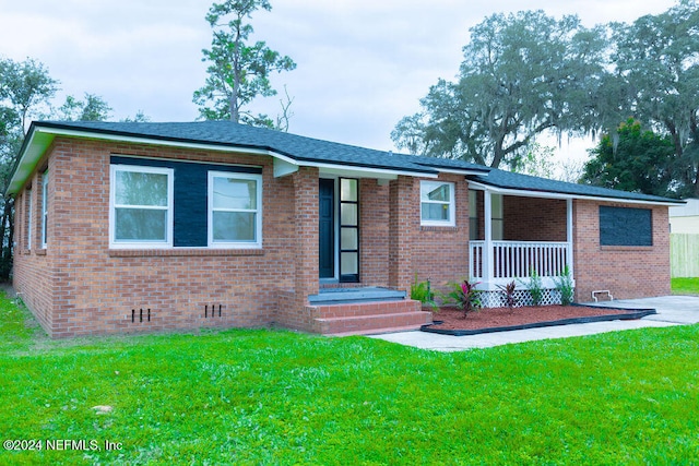 view of front of property featuring a front lawn