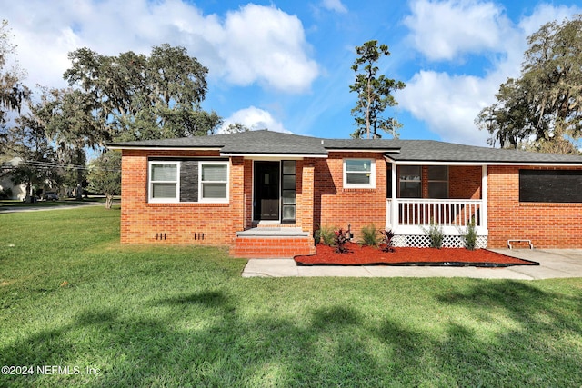 view of front of property with a front lawn