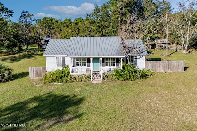 view of front of property featuring a front lawn and a porch