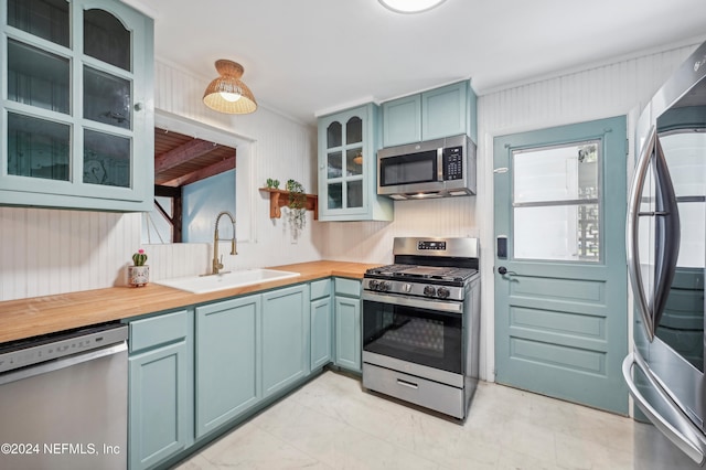 kitchen with sink, blue cabinets, and stainless steel appliances