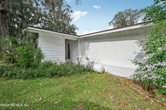 entrance to property featuring a yard